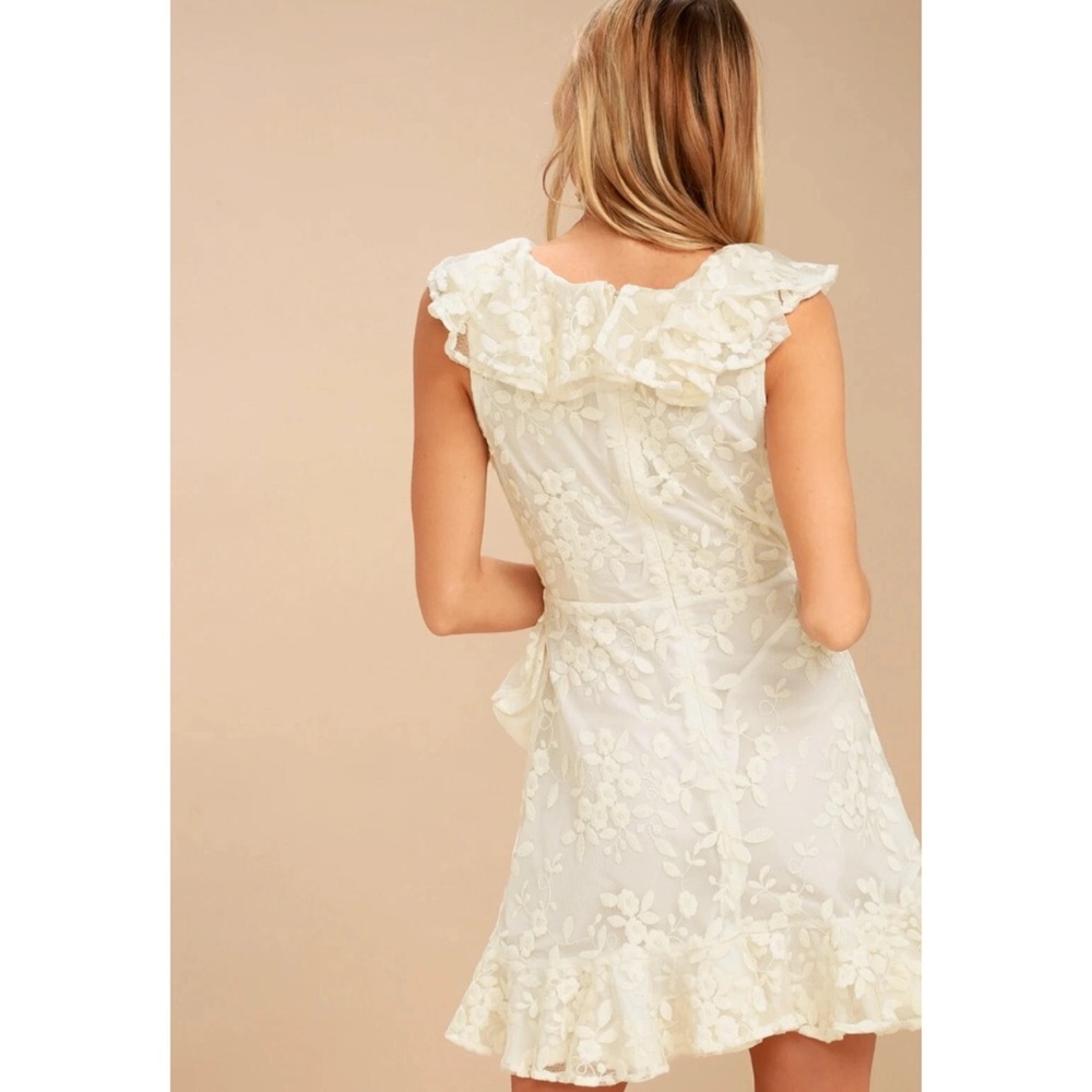 ❤️ BB Dakota ‘Harlow’ Ivory Embroidered Ruffle Wrap Dress - Picture 2 of 13